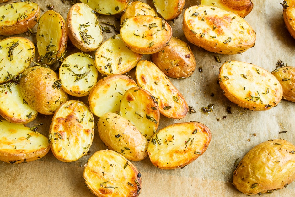 Kartoffeln aus dem Ofen mit Kräuter. Diese halbierten Frühkartoffeln schmecken als Ofenkartoffeln sehr lecker.