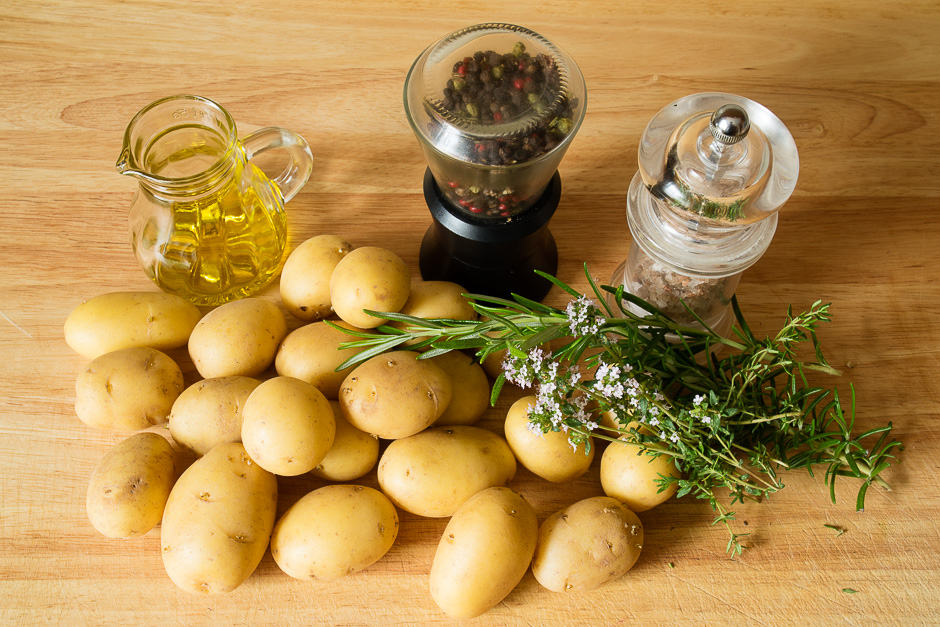 Ofenkartoffeln Zutaten auf einem Brett.