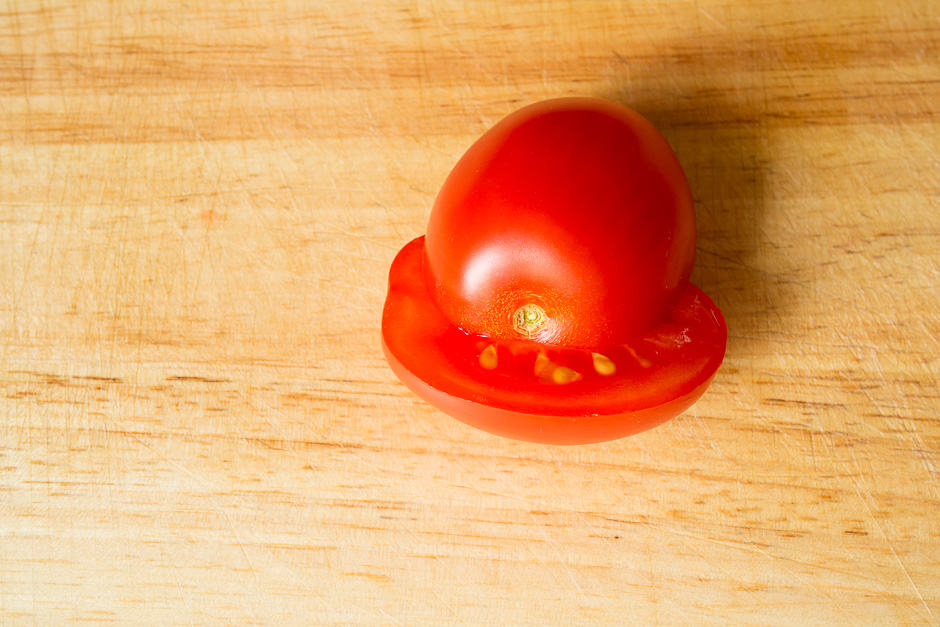 tomaten klug halbieren.