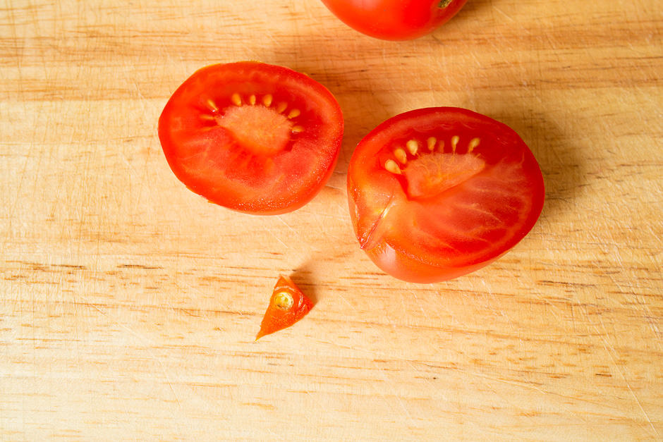 Tomaten für Tomatensalat zuschneiden.