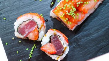 Thunfisch Sushi mit Erdbeeren
