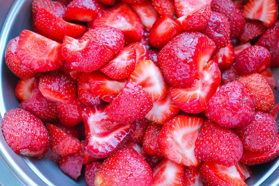 Geputzte und vorbereitete Erdbeeren