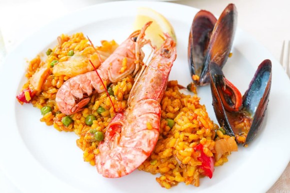 Paella angerichtet auf dem Teller