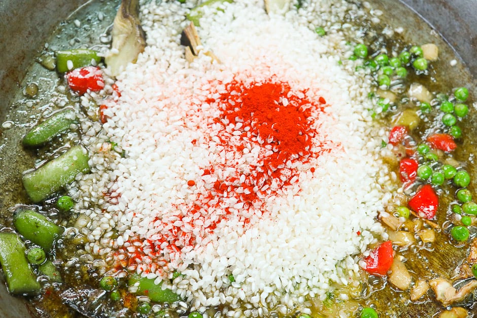 Reis und Paprika zugeben