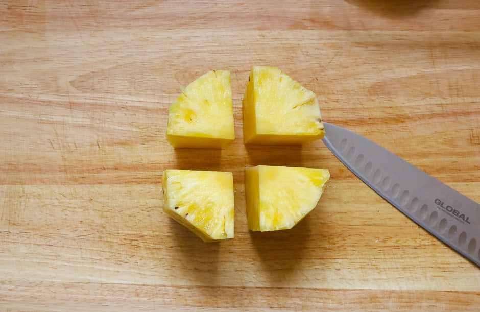 Fruchtkörper frischer Ananas geviertelt