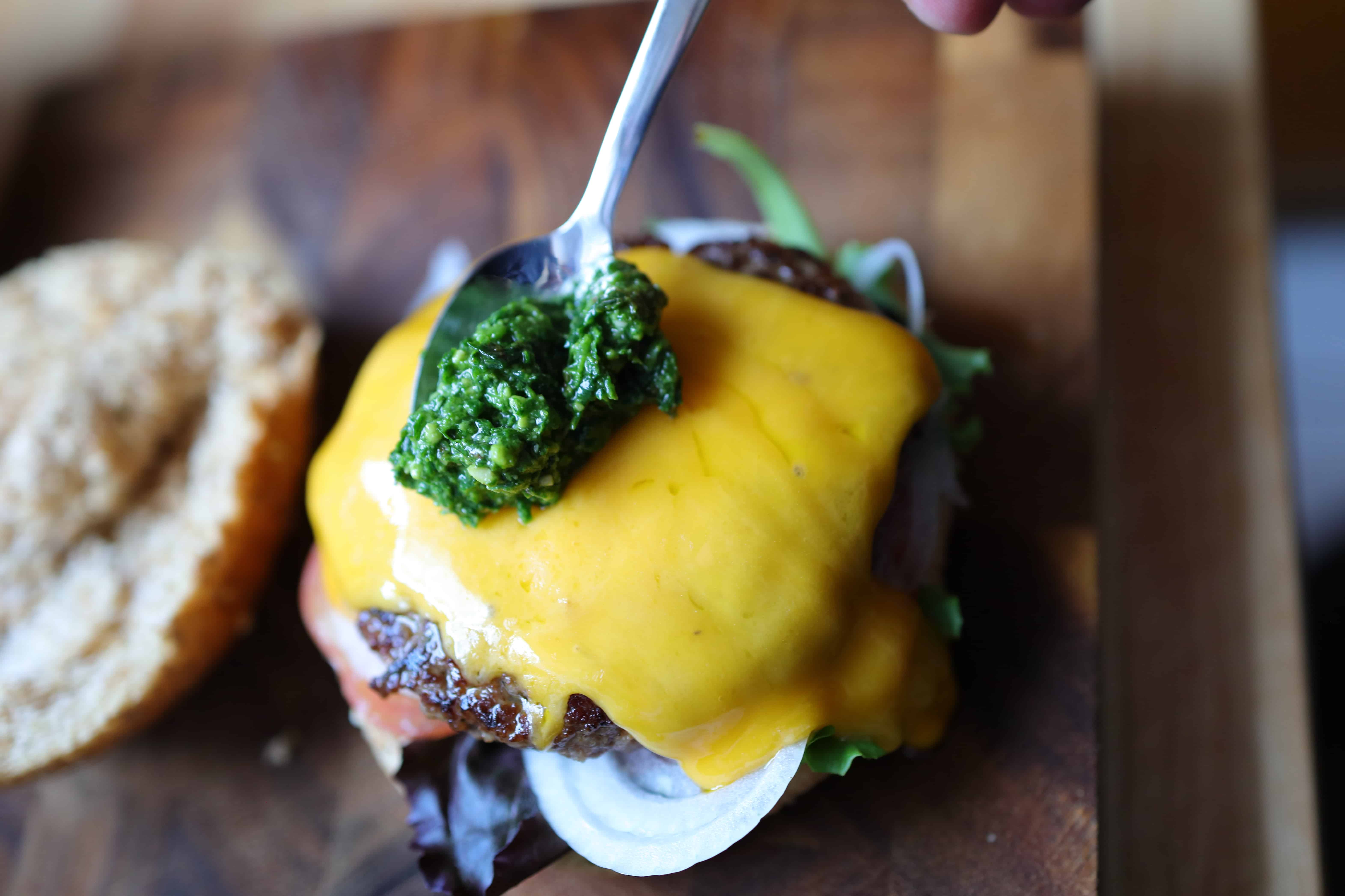 Pesto auf Hamburger