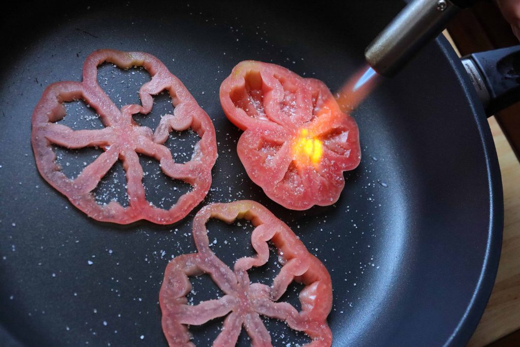 Tomaten karamellisieren