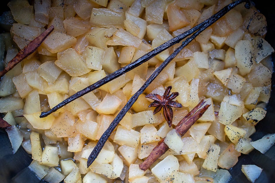 Apfelkompott gekocht im Topf mit Vanilleschote, Nelke, Anis und Zimt