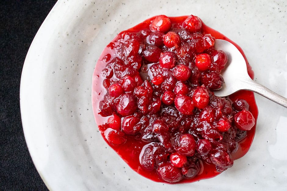 Cranberry Kompott auf weißem Teller