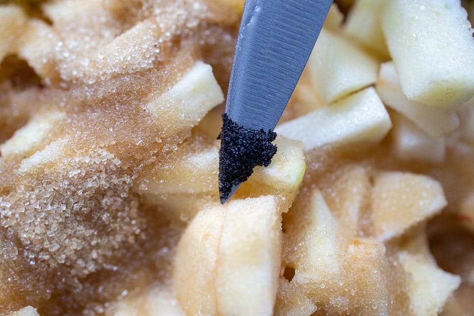 Vanillemark mit apfelstücken und Zucker im Hintergrund
