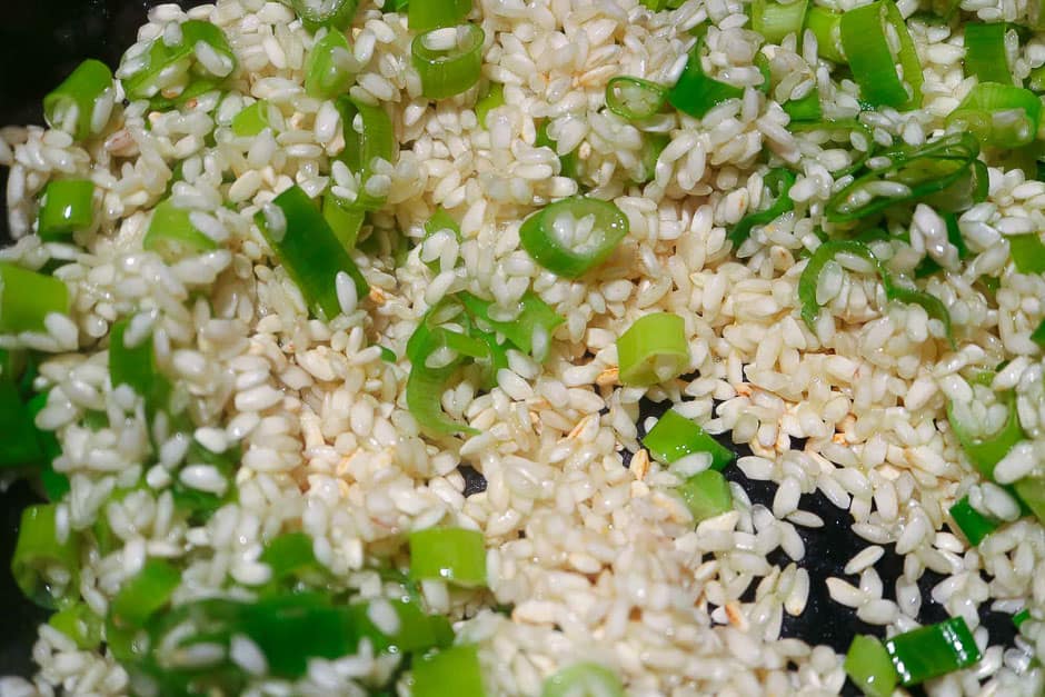 Risotto Reis und Zwiebeln beim anschwitzen.