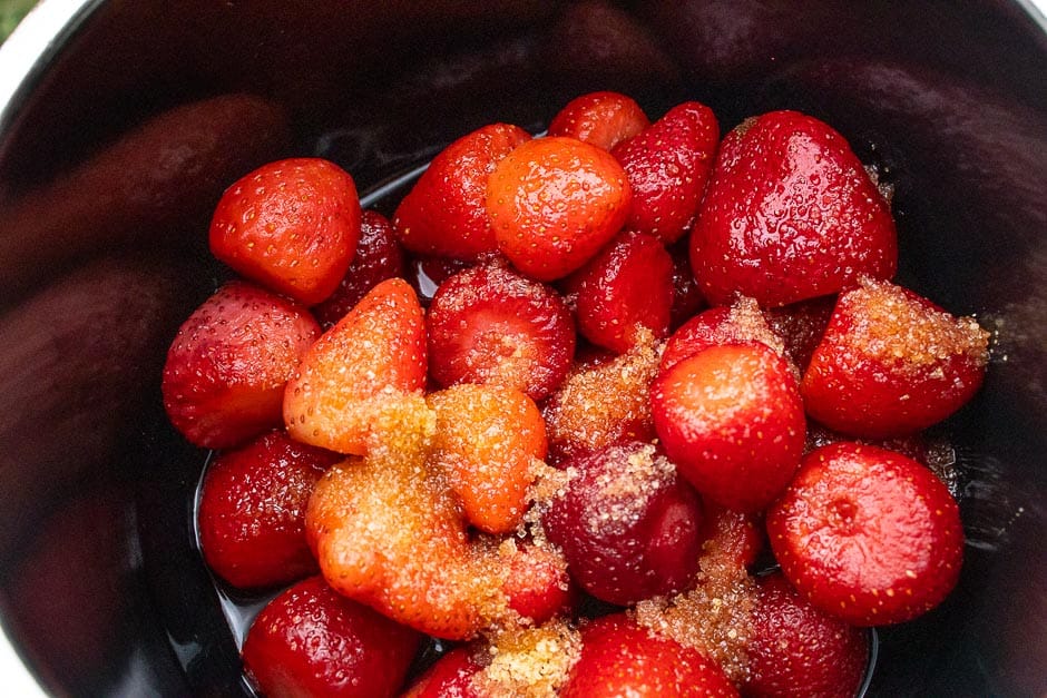 Erdbeeren mit Zucker vor dem Mixen