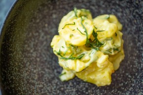 Kartoffelsalat mit Mayonnaise und Kräuter