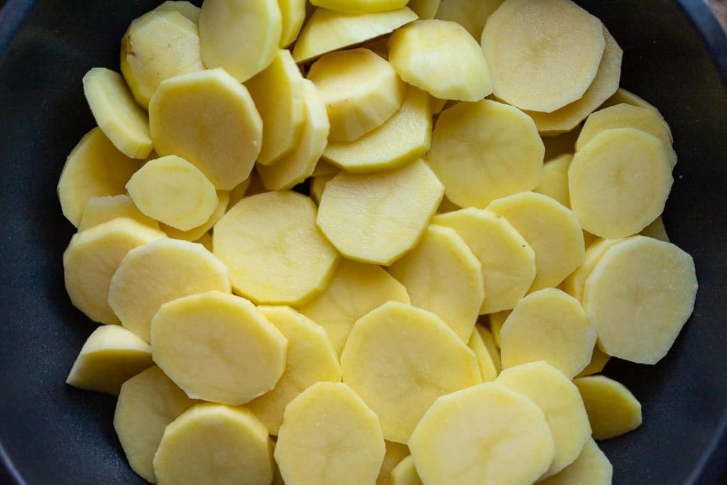 Kartoffeln roh in Scheiben schneiden