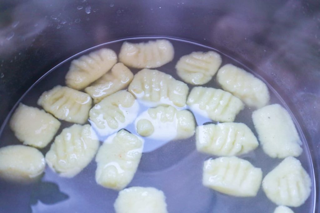 Gnocchi schwimmend im Salzwasser kochen
