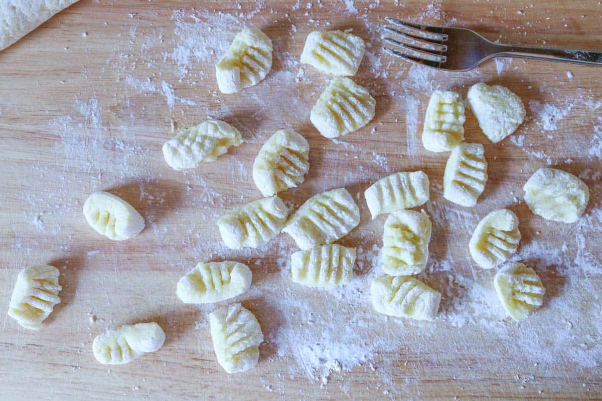 Gnocchi formen mit der Gabel