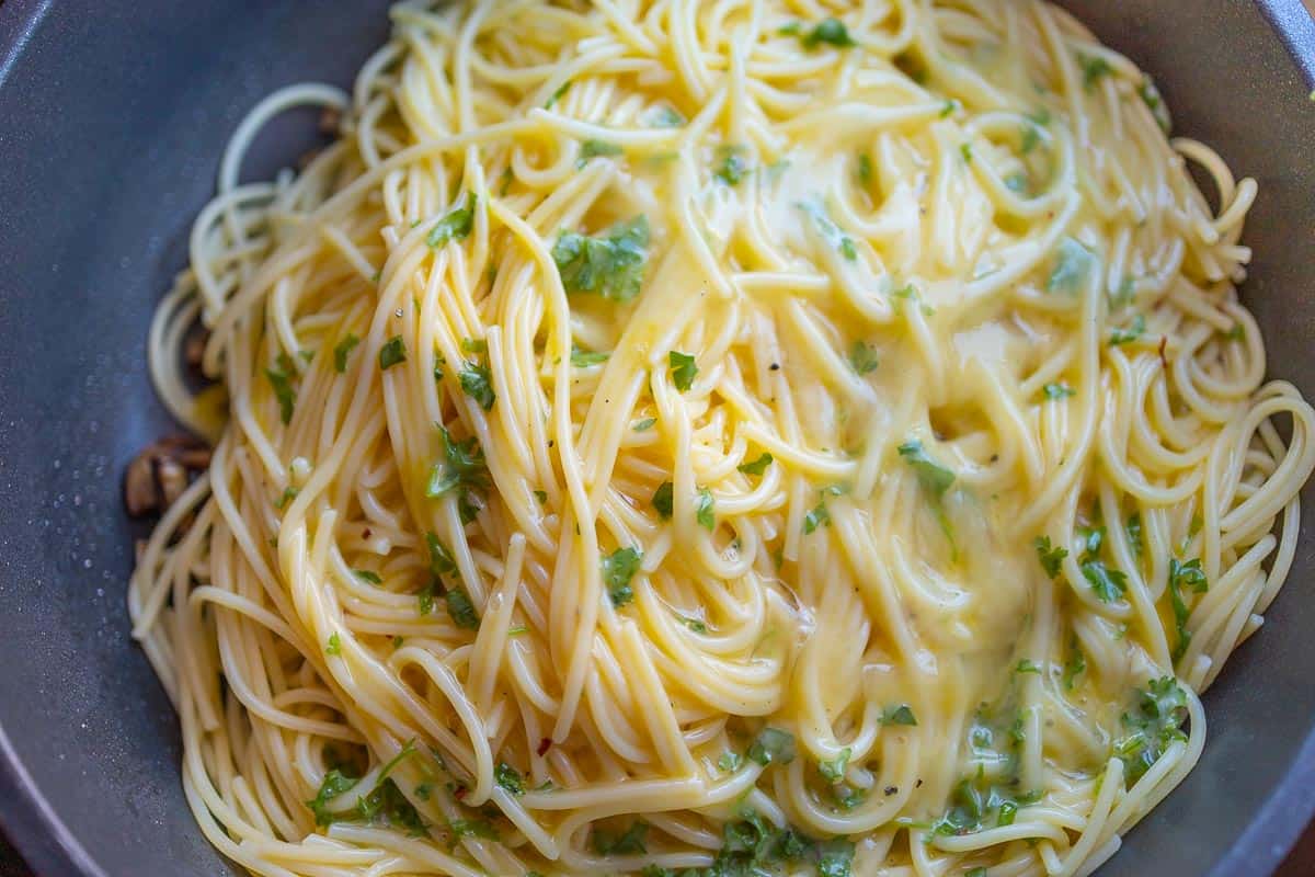 Spaghetti Carbonara vegetarisch in der Pfanne