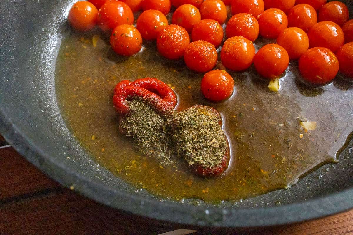 Tomatensauce in der Pfanne zubereiten