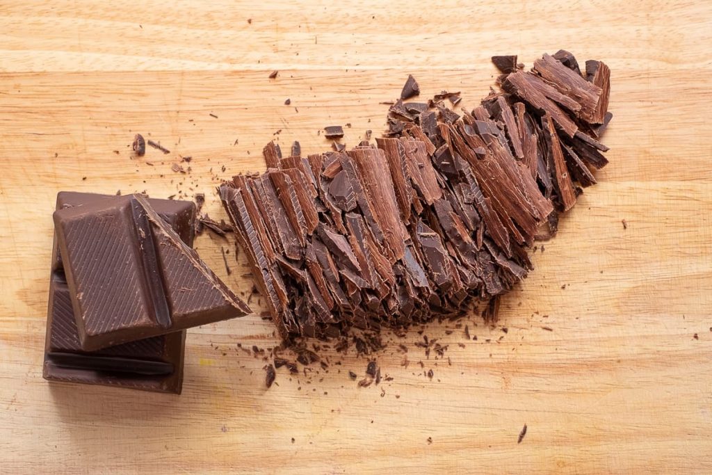 Dunkle Schokolade klein schneiden