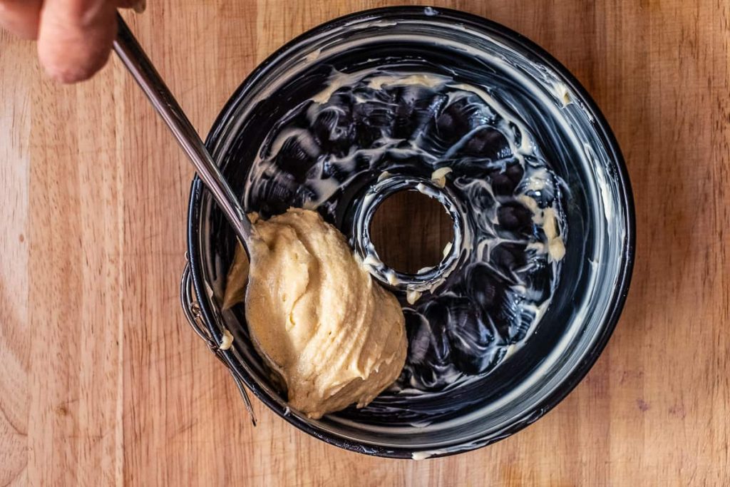 Hellen Teig in Kuchenform füllen