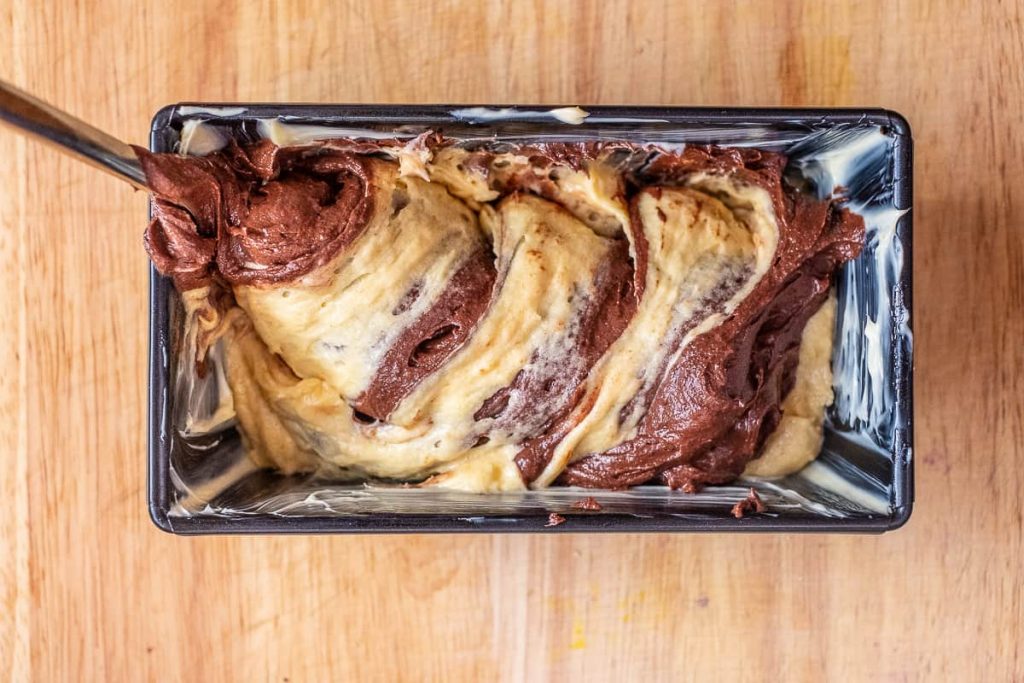Kastenform mit Marmorkuchenteig
