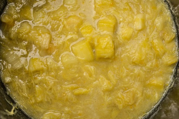 Rhabarberkompott beim kochen
