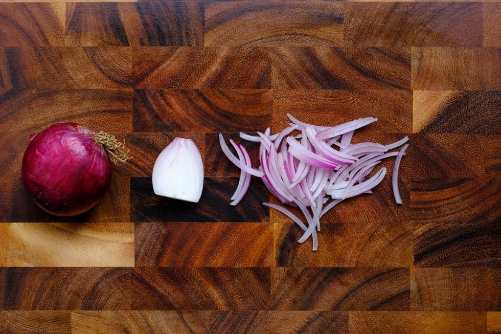 Zwiebel in Streifen schneiden