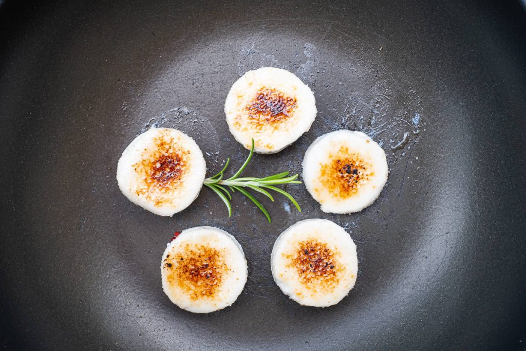 Karamellisierter Ziegenkäse