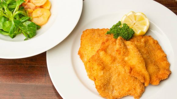 Wiener Schnitzel mit Erdäpfel Vogerlsalat