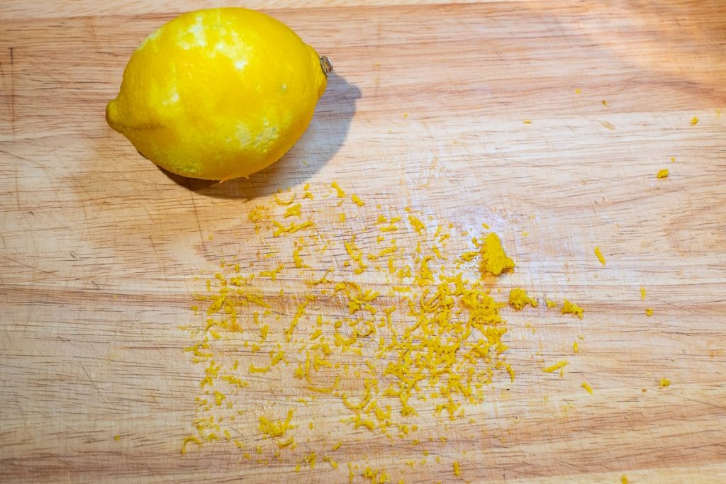 Zitrone abreiben