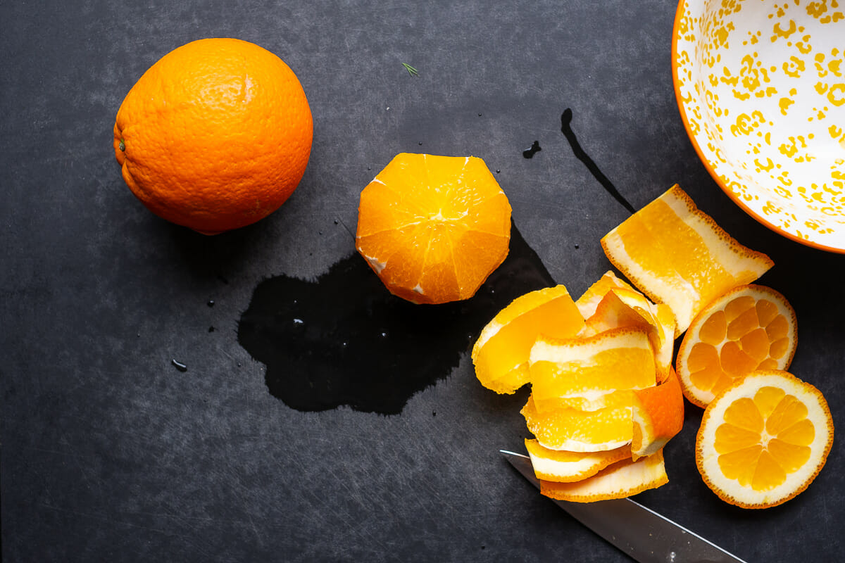Orange mit dem Messer schälen