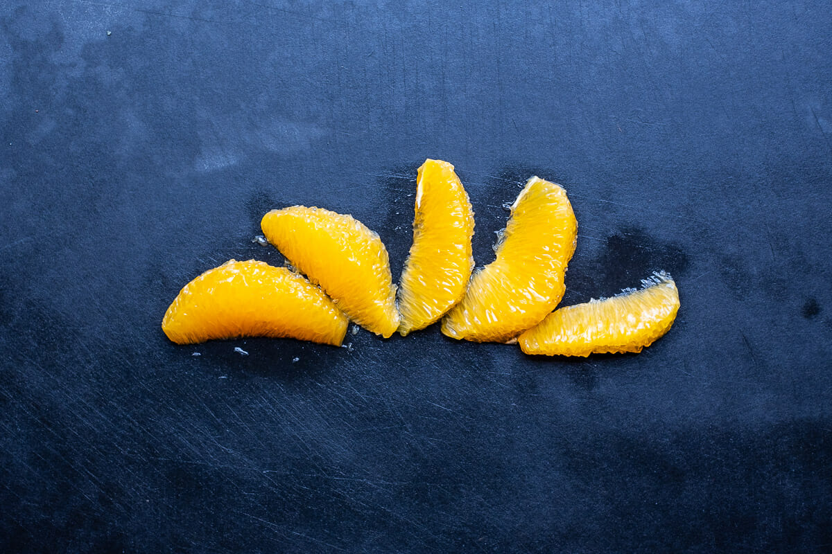 Orangenfilets auf Küchenbrett