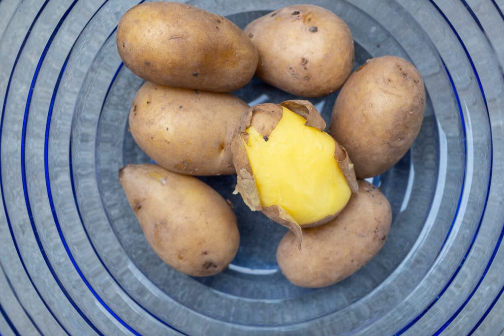 gekochte Kartoffeln schälen
