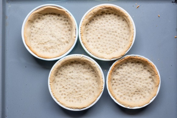 Fertig gebackene Mürbteigtartes ohne Füllung