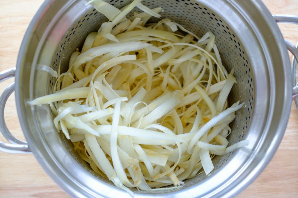 Spargeschalen im Topf