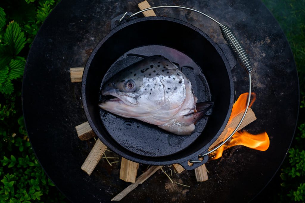 Feuer entzünden Fischsuppe kochen