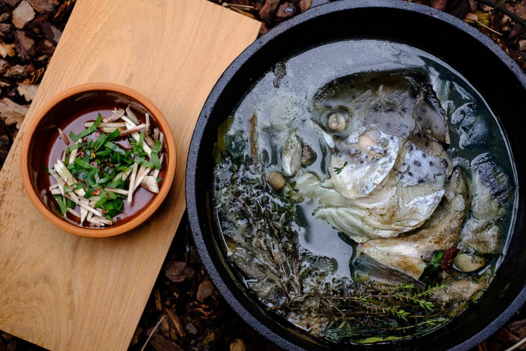 fischsuppe anrichten