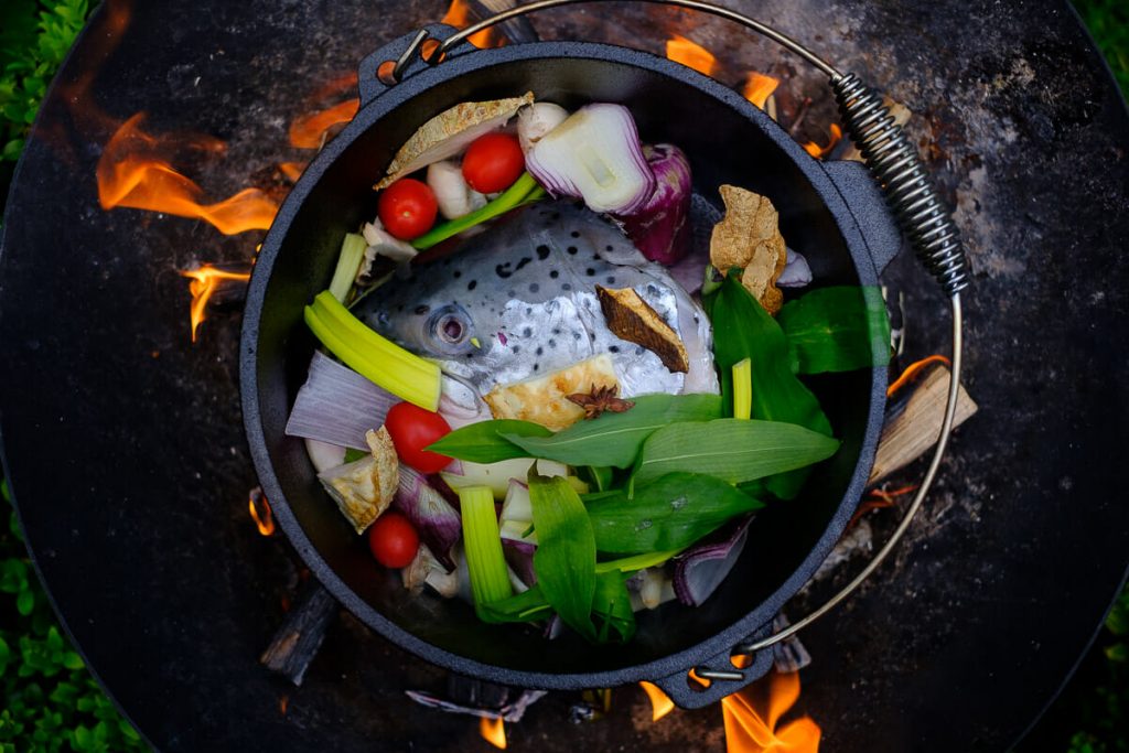 Fischsuppe Zutaten im Topf
