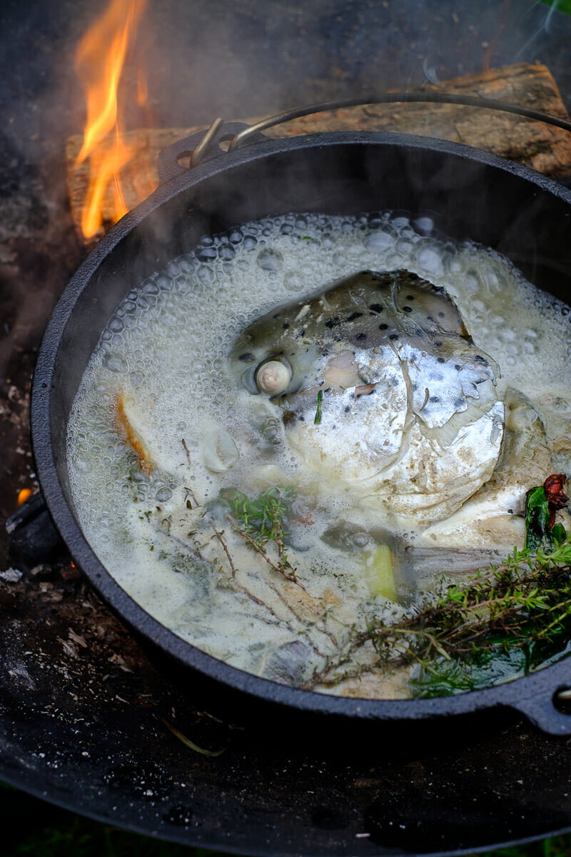 kochende fischsuppe