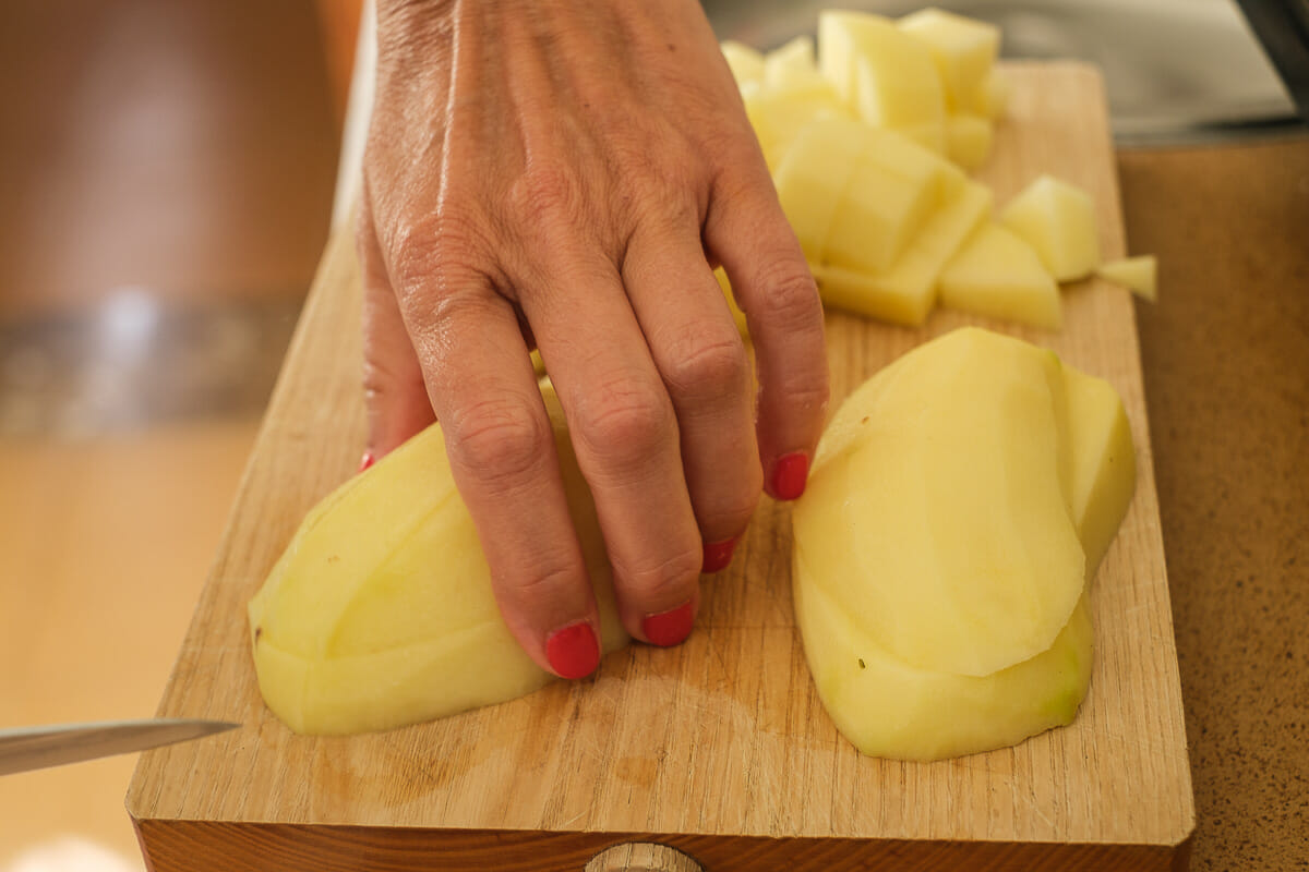 Geschälte Kartoffeln schneiden