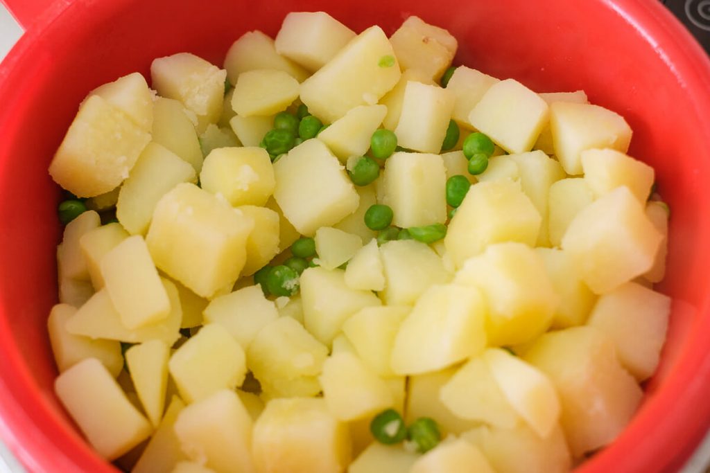 Kartoffeln und Erbsen gekocht