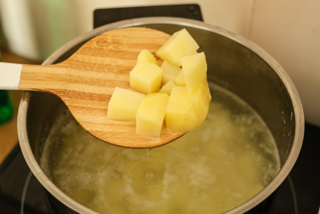 Kartoffelwürfel kochen