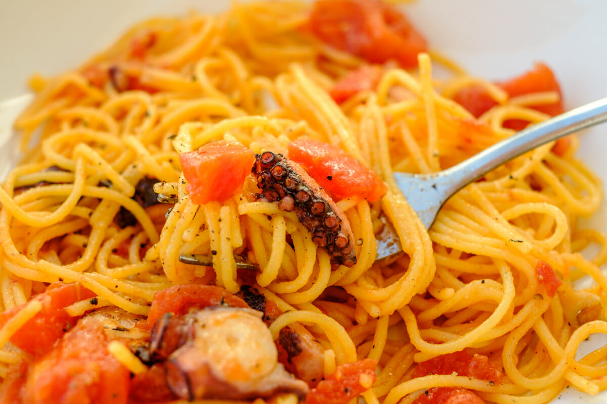 Nahaufnahme Spaghetti mit Tomatensauce und Pulpo