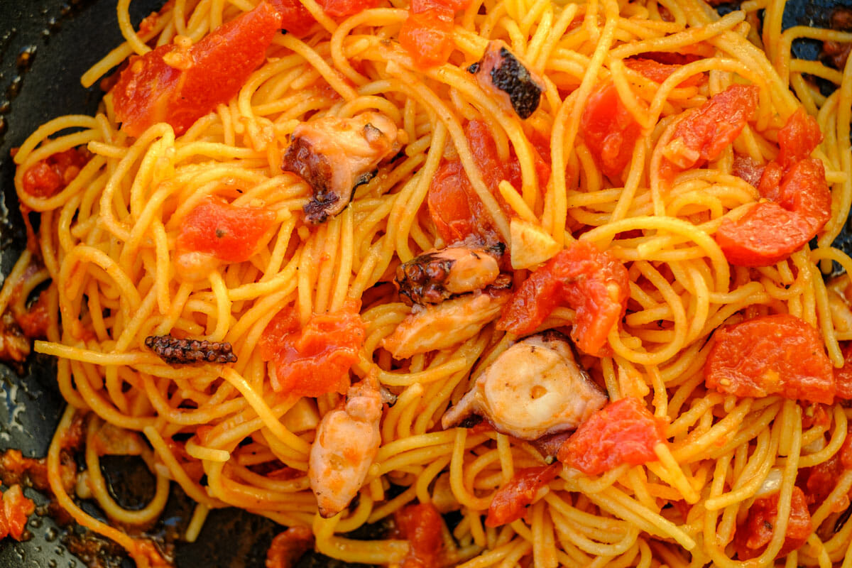 Spaghetti mit Pulpo und Tomatensauce vermischt
