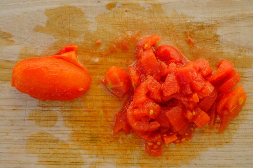 Tomaten aus der Dose stickig schneiden