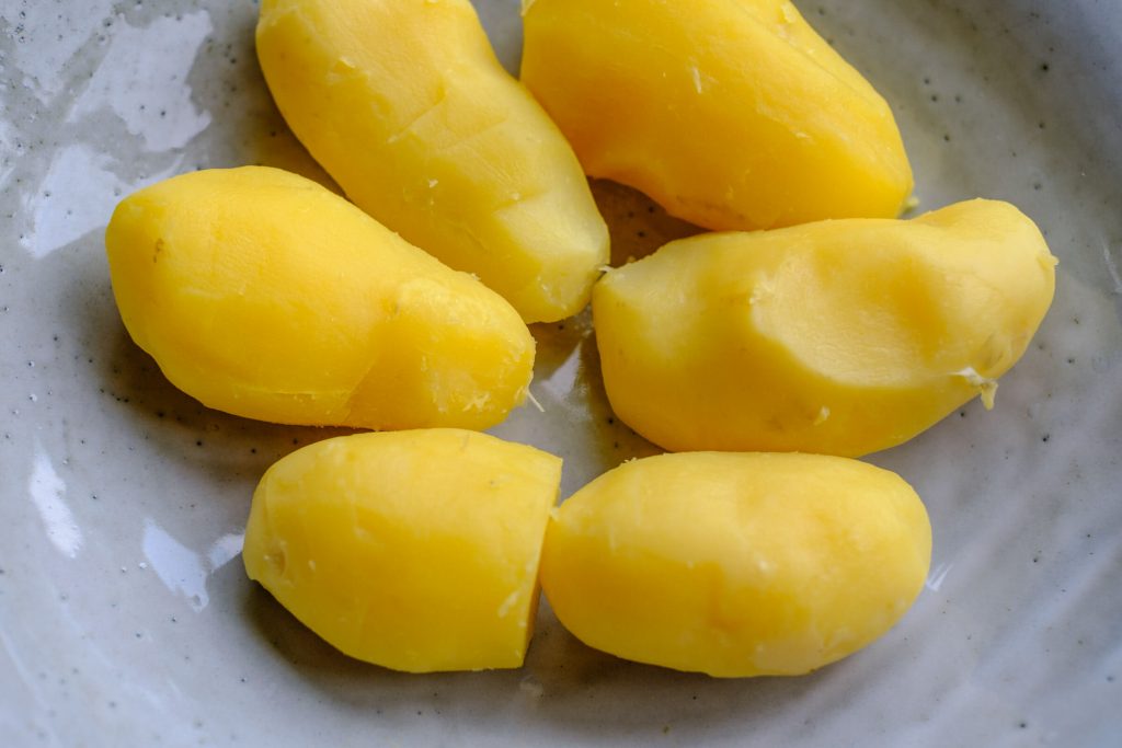 gekochte, geschälte Kartoffeln