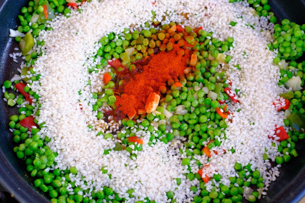 Reis mit Erbsen und Paprika