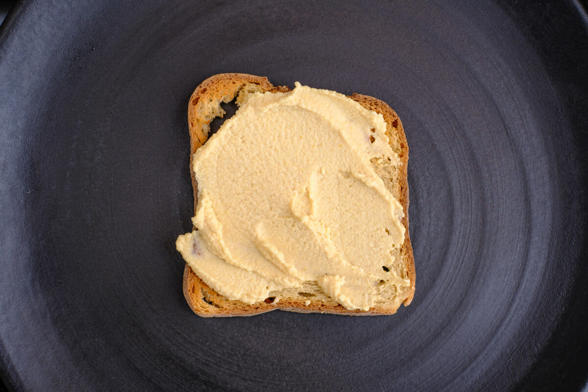 Hummus auf Toast