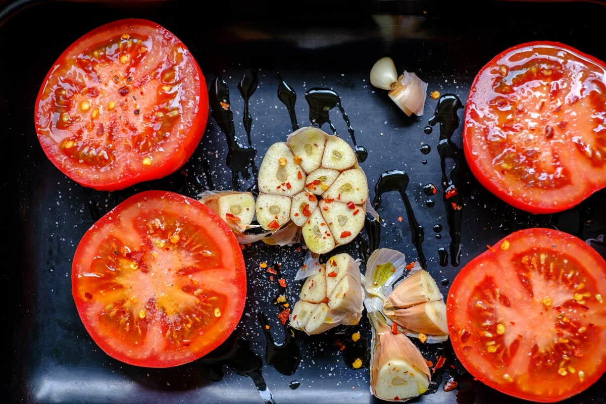 knoblauch und tomaten bräter