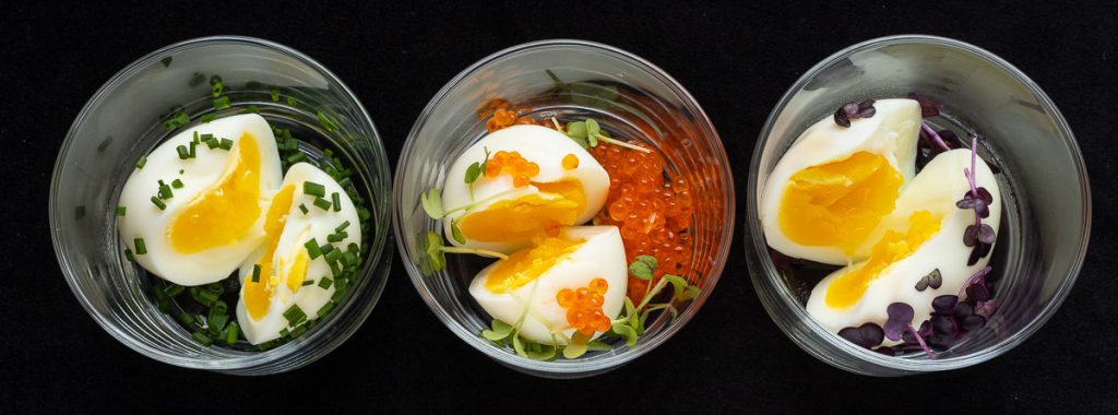 Eier im Glas in Varianten serviert